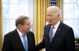 AME9009. WASHINGTON (ESTADOS UNIDOS), 06/01/2025.- Fotografía cedida por la oficina de prensa de Edmundo González del líder opositor venezolano Edmundo González Urrutia (i) durante una reunión con el presidente de los Estados Unidos, Joe Biden, este lunes, en la Casa Blanca en Washington (EE.UU.). Biden, y González Urrutia coincidieron en una reunión en que debe "honrarse" su "victoria" sobre Nicolás Maduro en las elecciones del pasado 28 de julio. EFE/ Oficina de prensa de Edmundo González /SOLO USO EDITORIAL/ SOLO DISPONIBLE PARA ILUSTRAR LA NOTICIA QUE ACOMPAÑA (CRÉDITO OBLIGATORIO)