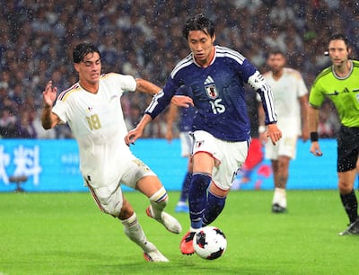 Maniobra del japonés Daichi Kamada ante Marco Libra, durante el amistoso ganado por los nipones a Venezuela por 2-1, en Hiroshima.