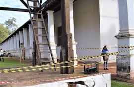 La base del campanario del templo Yaguarón se está desmoronando.