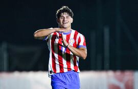 El futbolista de Cerro Porteño, Axel Gómez celebra el tanto de la victoria albirroja sobre Uruguay, en el amistoso internacional disputado en el CARDE de Ypané.