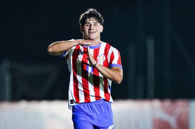 El futbolista de Cerro Porteño, Axel Gómez celebra el tanto de la victoria albirroja sobre Uruguay, en el amistoso internacional disputado en el CARDE de Ypané.