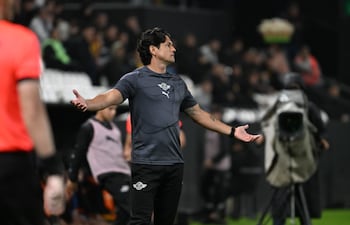 El entrenador de Libertad, Nelson Antonio Haedo Valdez (42 años) se lamenta, pidiendo explicación con los brazos abiertos, durante el encuentro ante Guaraní, disputado en el estadio La Huerta.