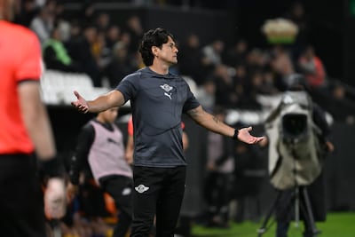 El entrenador de Libertad, Nelson Antonio Haedo Valdez (42 años) se lamenta, pidiendo explicación con los brazos abiertos, durante el encuentro ante Guaraní, disputado en el estadio La Huerta.