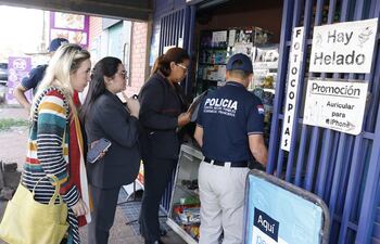 La fiscala Irma Llano intervino un local perteneciente al funcionario Randolf Gaona Presentado.