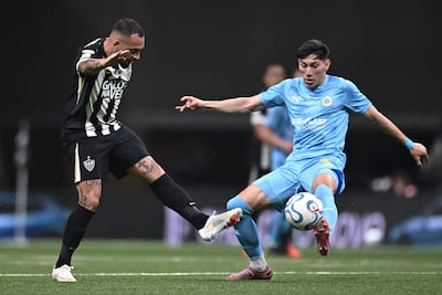 El mediocampista Maycon del Atletico Mineiro enfrenta al argentino Esteban Obregón del Montevideo City Torque, en las semifinales de ida de la Copa Sudamericana. AFP
