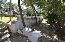 Muro exterior de la plaza Ykua Francia está en ruinas y lleno de basura.
