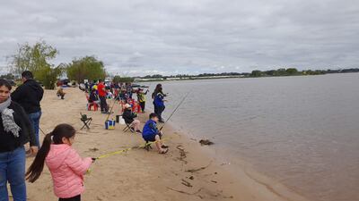 Cientos de niños y niñas participaron de la tercera competencia deportiva de pesca a orillas del río Paraguay en la ciudad de Pilar.