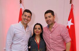 Fátima “La Negra” Saucedo junto al presidente Santiago Peña y el vicepresidente Pedro Alliana (d)