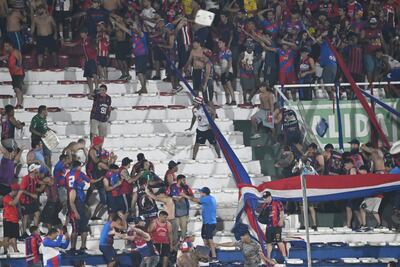 Los incidentes entre los barras de Cerro Porteño en la Gradería Norte durante el partido ante 2 de Mayo en el estadio Defensores del Chaco, en Asunción.