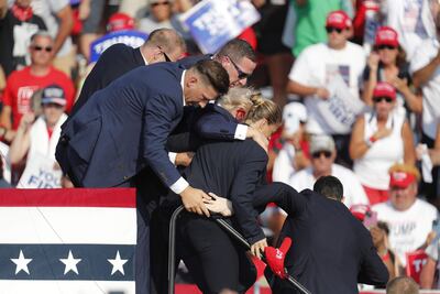 Donald Trump es víctima de un atentado que le perforó la oreja.