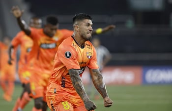 El argentino Milton Céliz, futbolista de Barcelona, celebra un gol en el partido frente a Botafogo por la revancha de la Fase 3 de la Copa Libertadores 2026 en el estadio Olímpico Nilton Santos, en Río de Janeiro, en Brasil.