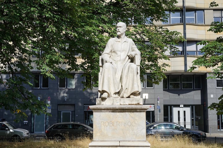 Monumento al médico y microbiólogo alemán Robert Koch en la Charité de Berlín, Alemania.