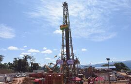 Fotografía del pozo de gas natural presentado por trabajadores de Yacimientos Petrolíferos en La Paz (Bolivia). El presidente de Bolivia, Luis Arce, afirmó que con el hallazgo de un 'megapozo' hidrocarburífero la economía del país andino está "en franco proceso de recuperación".