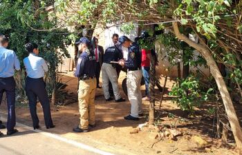 Comitiva fiscal y policial realizan allanamiento en procecusion a un caso de supuesto hecho de abigeato en la capital de Misiones.