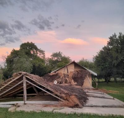 Dos personas fallecieron tras colapsar sobre ellos el techo de un quincho en Arroyos y Esteros.