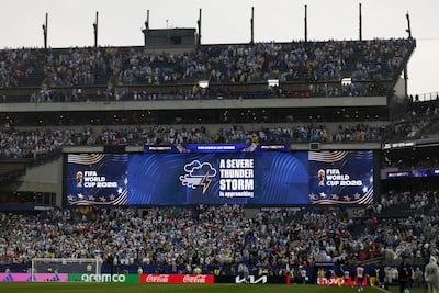 Una pantalla electrónica muestra un mensaje solicitando a los asistentes buscar refugio debido a las condiciones climáticas de Francia durante el partido de la fase de grupos de la Copa Mundial de la FIFA 2026 entre Francia e Irak, en Filadelfia, Pensilvania, EE. UU.