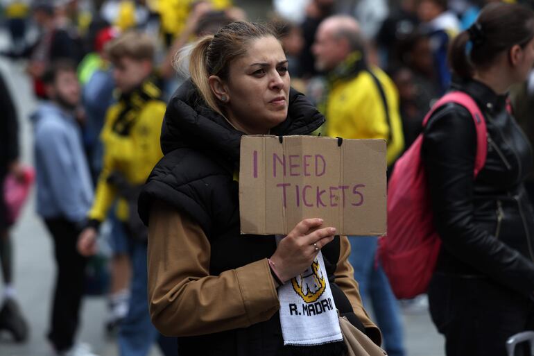 Los aficionados en los alrededores del estadio de Wembley antes de la final de la Champions League entre el Borussia Dortmund y el Real Madrid en Londres.