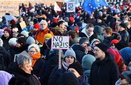 Dos ciudadanos austríacos que reprodujeron un discurso de Hitler a través de la megafonía de un tren de pasajeros han sido eximidos de someterse a juicio, pero tendrán que seguir un curso contra el odio y la discriminación.