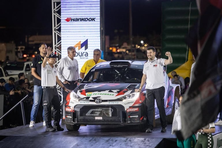 Alejandro Galanti y Marcelo Toyotoshi (Toyota GR Yaris Rally2), durante la largada simbólica del TCR50, abandonaron en la primera etapa el año pasado y esta temporada intentarán repetir triunfo y título de campeones.