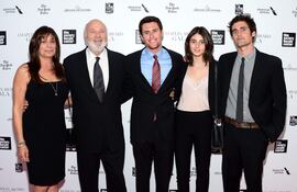 ARCHIVO. Rob Reiner posa con su familia en la 41.ª Gala Anual de los Premios Chaplin en el Avery Fisher Hall del Lincoln Center for the Performing Arts el 28 de abril de 2014 en la ciudad de Nueva York. La policía detuvo al hijo de Rob Reiner después de que el director de Hollywood, autor de éxitos como "Cuando Harry conoció a Sally", y su esposa fueran encontrados muertos en su casa de Los Ángeles, según informaron medios estadounidenses el 15 de diciembre de 2025.