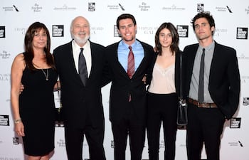 ARCHIVO. Rob Reiner posa con su familia en la 41.ª Gala Anual de los Premios Chaplin en el Avery Fisher Hall del Lincoln Center for the Performing Arts el 28 de abril de 2014 en la ciudad de Nueva York. La policía detuvo al hijo de Rob Reiner después de que el director de Hollywood, autor de éxitos como "Cuando Harry conoció a Sally", y su esposa fueran encontrados muertos en su casa de Los Ángeles, según informaron medios estadounidenses el 15 de diciembre de 2025.