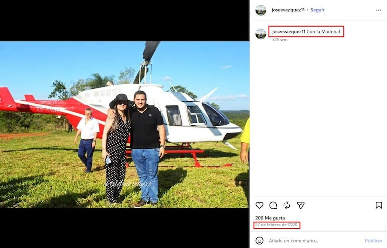 José Vázquez Acosta con camiseta negra y Dalia López en vestido de lunares junto a un helicóptero rojo y blanco, sonrientes.