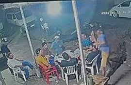 El presunto homicida se acerca desde la derecha para atacar a su víctima en la mesa de juego.