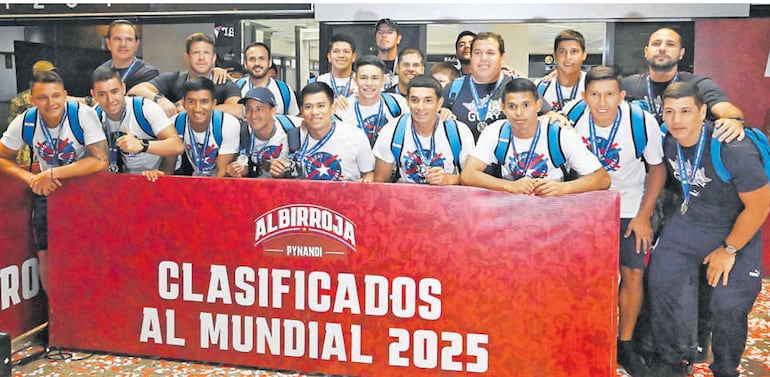 El plantel
Pynandi
completo, con
sus respectivas
medallas de
vicecampeones
de la Copa
América
“Iquique 2025”.