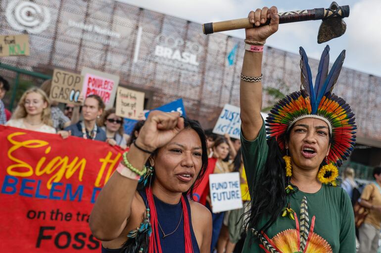 AME475. BELÉM (BRASIL), 19/11/2025.- Personas se manifiestan durante una protesta en contra de los combustibles fósiles pidiendo que se respeten los derechos de las comunidades indígenas este miércoles, en la entrada de la Zona Azul de la COP30 en Belém (Brasil). EFE/ Fraga Alves