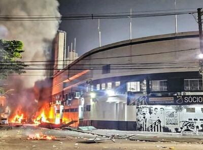 Las afueras del estadio Vila Belmiro de Santos luego del descenso a la Serie B.