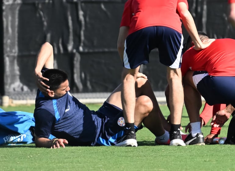 Pequeño susto en el entrenamiento de esta tarde en San José, Diego Gómez recibió un pisotón el popular Jagua'i pero fue atendido de inmediato.