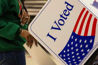 Una mujer deposita su voto en una escuela de Ladson, Carolina del Sur.