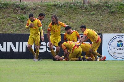 Héctor Villamayor recibe las felicitaciones de sus compañeros tras anotar el tanto del triunfo aurirrojo. (Foto: APF)