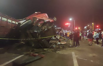 El vehículo en el que fallecieron los cinco ocupantes, incluidos cuatro miembros de una misma familia, quedó totalmente destruido.