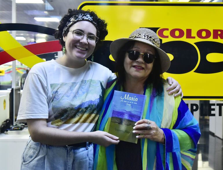 Viviana junto a una de sus nietas, Romina, quien la acompañó durante la charla en ABC Color.