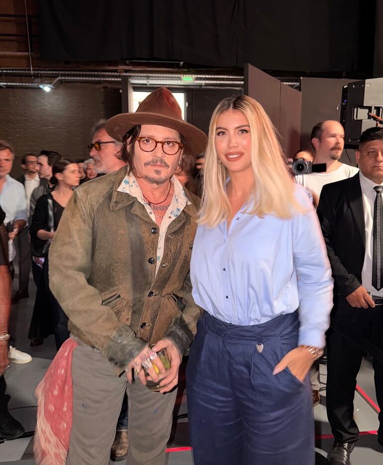 Johnny Depp posando Wanda Nara en los estudios de Telefe. (Instagram/Wanda Nara)