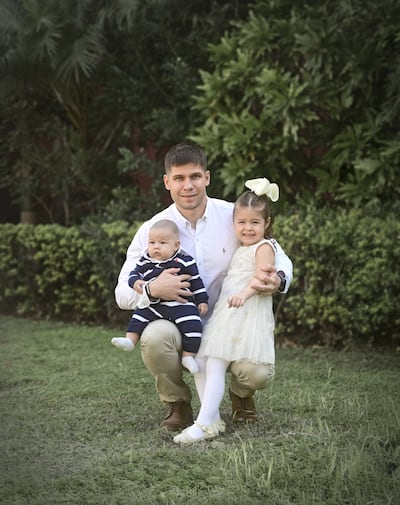 Charles Hockin junto con sus hijos Izibelle y Dashiell.