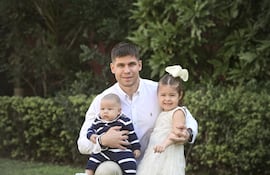 Charles Hockin junto con sus hijos Izibelle y Dashiell.