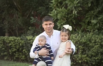 Charles Hockin junto con sus hijos Izibelle y Dashiell.