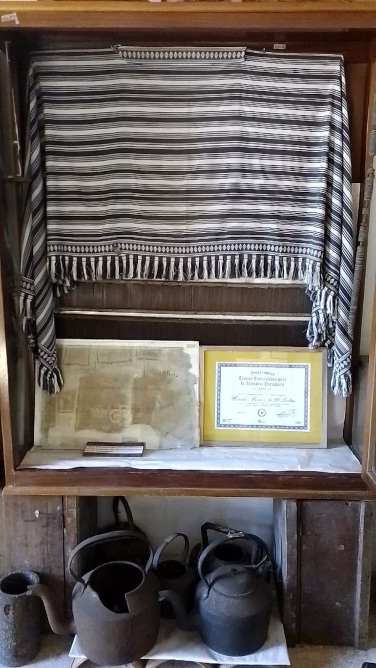 El Poncho 60 listas de Agustín Barbosa está expuesto junto a varios objetos antiguos que fueron recuperados de la Guerra de la Triple Alianza.