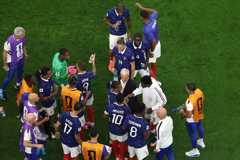 El seleccionador de Francia, Didier Deschamps (centro), habla con sus jugadores durante el partido de semifinales del torneo de fútbol de la Copa Mundial 2026 entre Francia y España en el Dallas Stadium en Arlington.