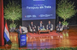 Leticia Ocampos en atuendo elegante observa a Santiago Peña, quien habla en micrófono, rodeados de autoridades y ambiente formal.