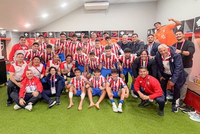 Los jugadores de la selección paraguaya Sub 20 acompañados por el entrenador de la selección mayor Gustavo Alfaro, tras el triunfo albirrojo sobre Argentina. (Foto: @Albirroja)
