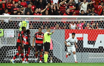 Fernando Cardozo (d) de Olimpia celebra un gol este viernes, en un partido amistoso entre Flamengo y Olimpia el estadio Mané Garrincha en Brasilia (Brasil).