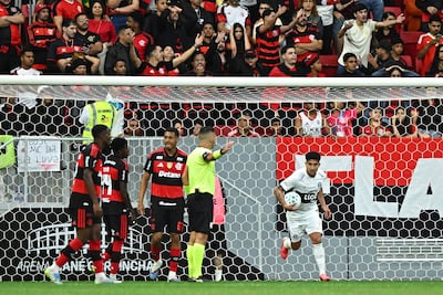 Fernando Cardozo (d) de Olimpia celebra un gol este viernes, en un partido amistoso entre Flamengo y Olimpia el estadio Mané Garrincha en Brasilia (Brasil).