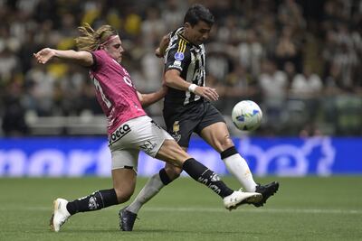 El paraguayo Junior Alonso, puntal defensivo del Atlético Mineiro, rechaza el esférico ante la presión del argentino Claudio Spinelli, autor del gol del Independiente del Valle.