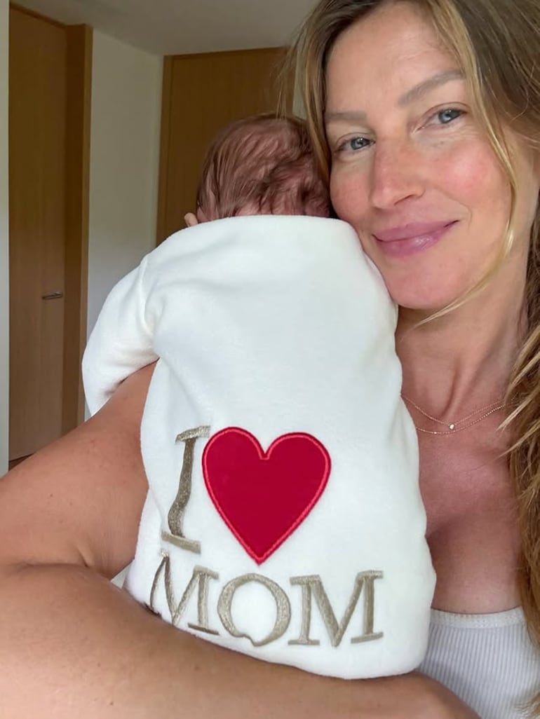 Gisele Bündchen con su tercer hijo en brazos. (Instagram/ Gisele Bündchen)