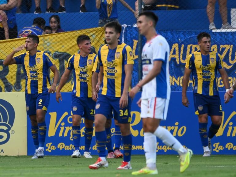 Los futbolistas de Sportivo Luqueño celebran un gol en su partido contra Nacional en la segunda fecha del torneo Apertura 2026 en el estadio Luis Salinas, Itauguá.