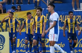 Los futbolistas de Sportivo Luqueño celebran un gol en el partido frente a Nacional por la segunda fecha del torneo Apertura 2026 de la Primera División de Paraguay en el estadio Luis Salinas, en Itauguá, Paraguay.
