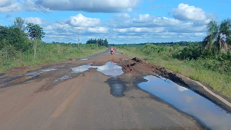 La nueva ruta que conecta San Pedro con Concepción, en la zona de Correa Rugua está minado de baches, sin que la obra todavía esté completamente terminada.